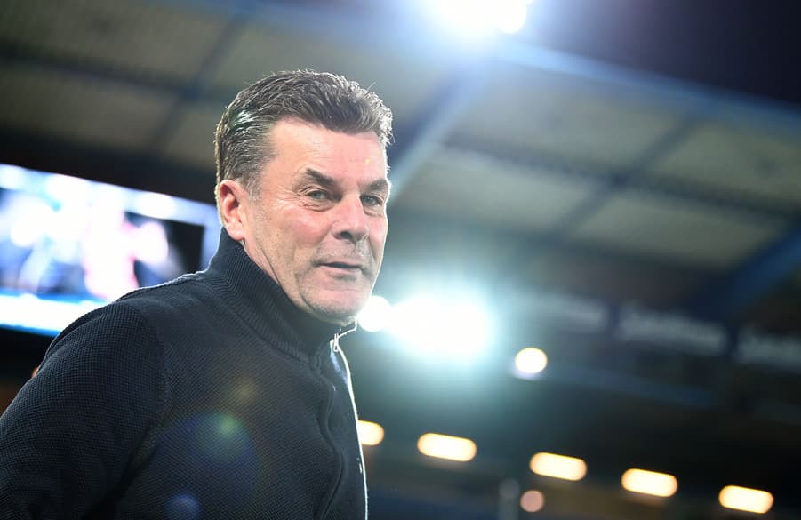 Dieter Hecking steht vor dem Flutlicht.