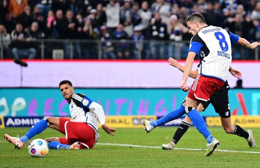 Der Abschluss eines wirklich sehenswerten Angriffs: Benes trifft zum 1:0.