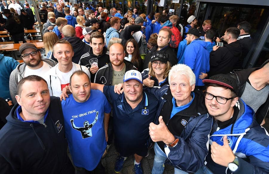 HSV.de traf HSV-Fans aus fünf Ländern: v.li. Marcel Seeger (Liechtenstein), Torsten Spielmann (Niederlande), Leonhard Schöll (Südtirol), Theo Kremer (Belgien) und Daniel Ebach (Schweiz).