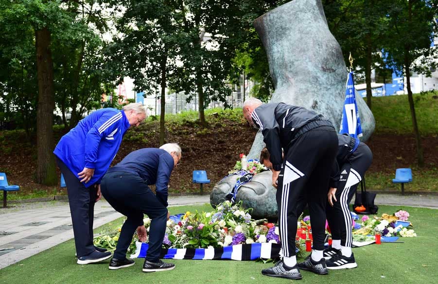 Hrubesch, Wehmeyer, Walter und Schonlau legen Blumen für Uwe Seeler nieder.
