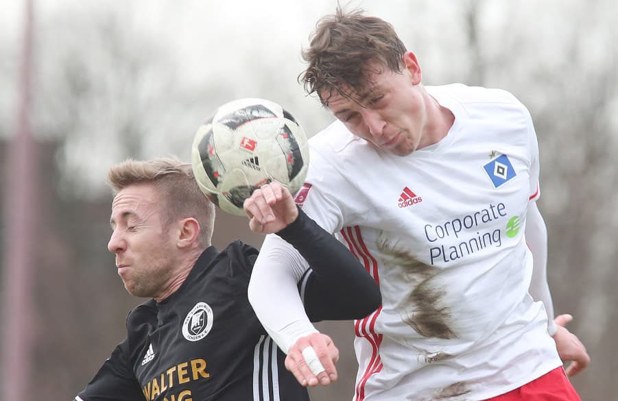 Oliver Oschkenat (r.) erwies sich wieder als rigoroser Zweikämpfer.
