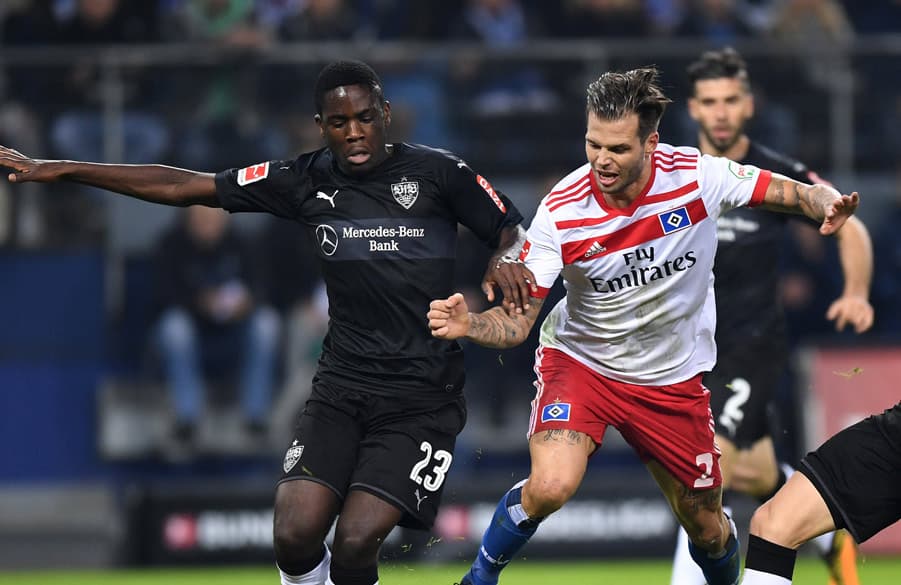 Orel Mangala im Trikot des VfB im Zweikampf gegen Dennis Diekmeier.