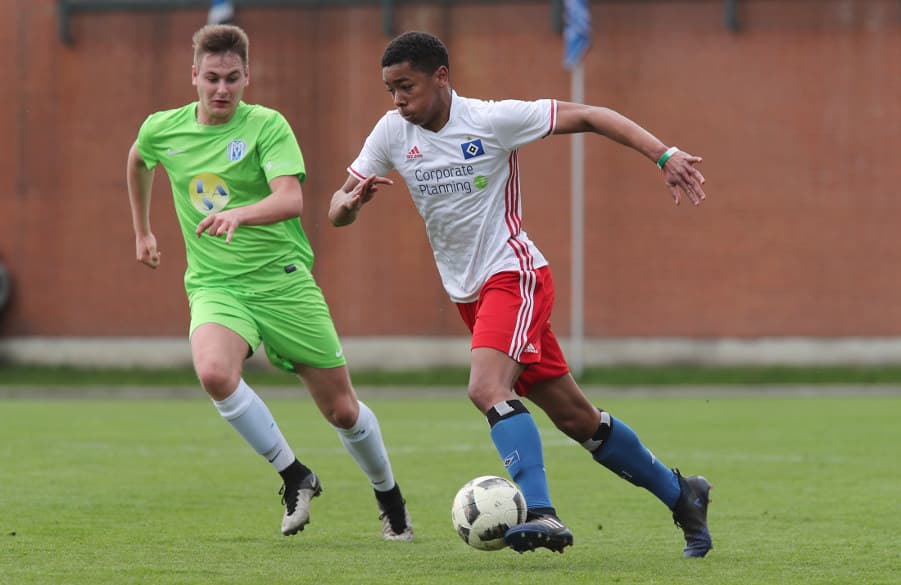 HSV-U16-Kicker Brooklyn Ezeh (r.) führt elegant den Ball.