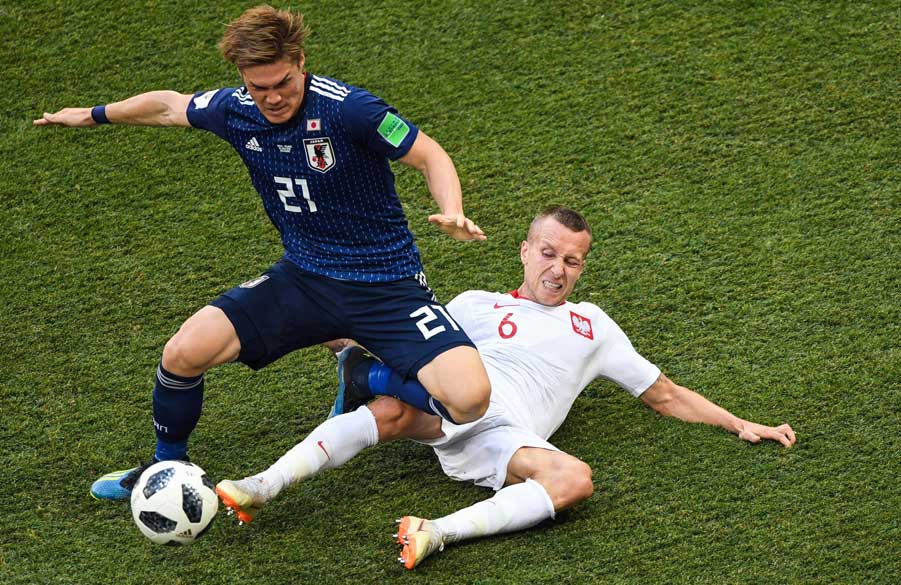 Go Sakai im Zweikampf mit dem polnischen Nationalspieler Goralski.