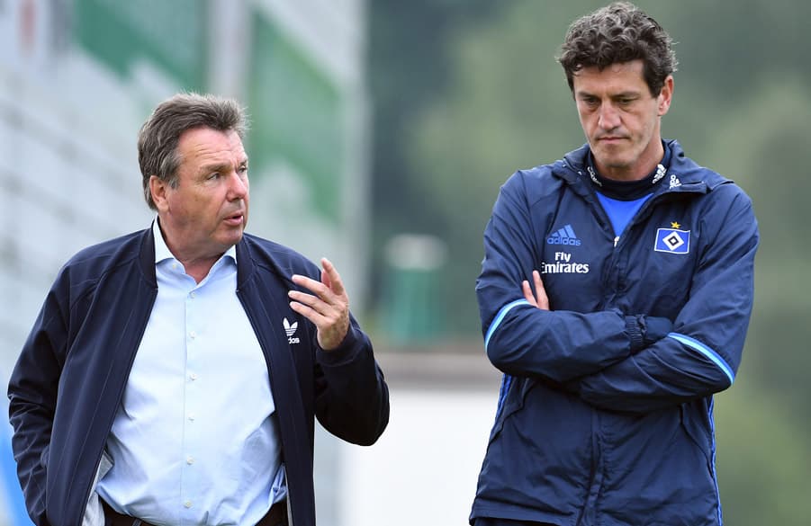 Heribert Bruchhagen und Jens Todt gehen nebeneinander und diskutieren.