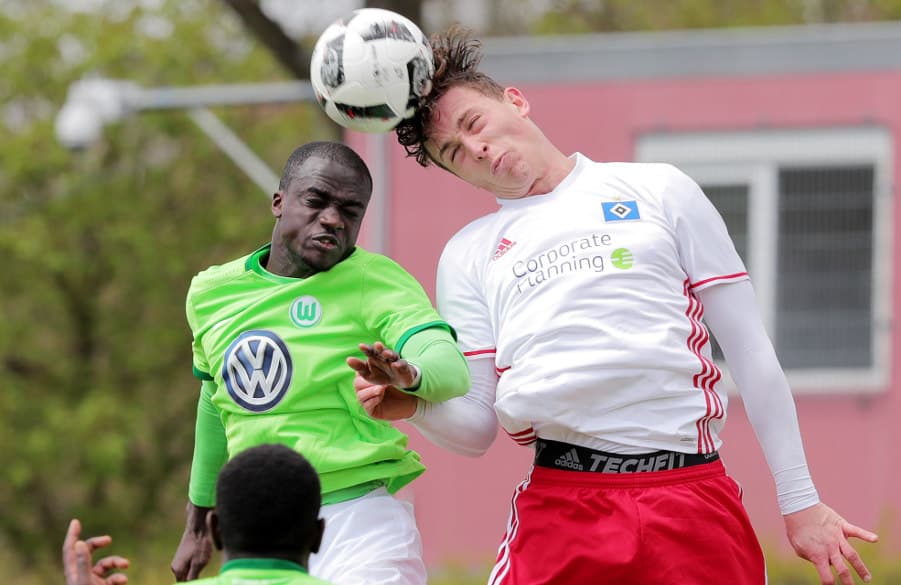 Wegen seiner zehnten Gelben Karten wird Oliver Oschkenat (r.) gegen Meppen fehlen.