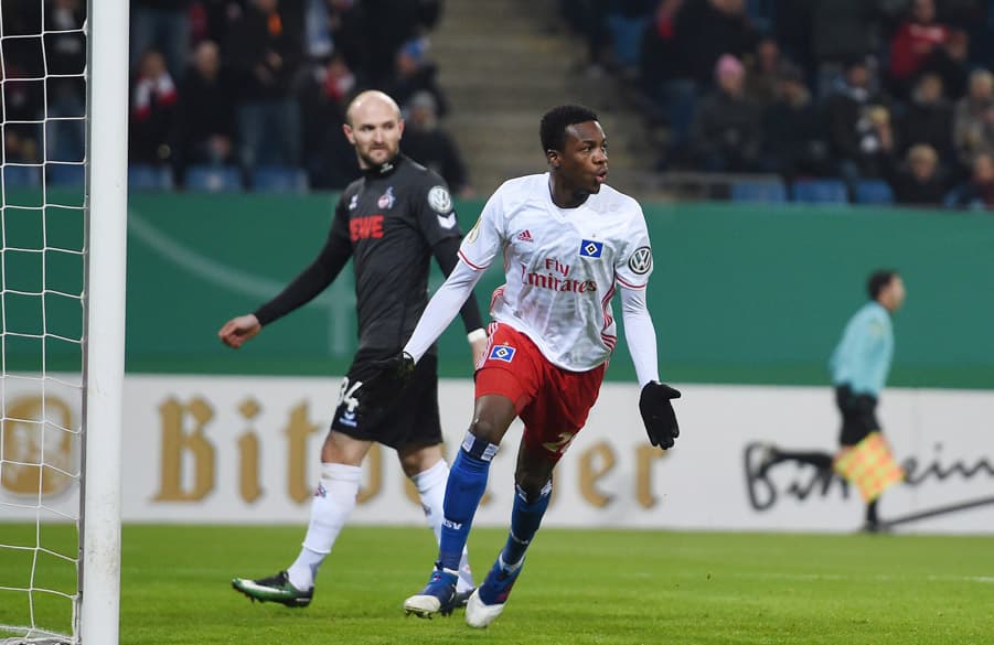 Gideon Jung bejubelt das Tor zum 1:0 im Pokalachtelfinale gegen Köln.
