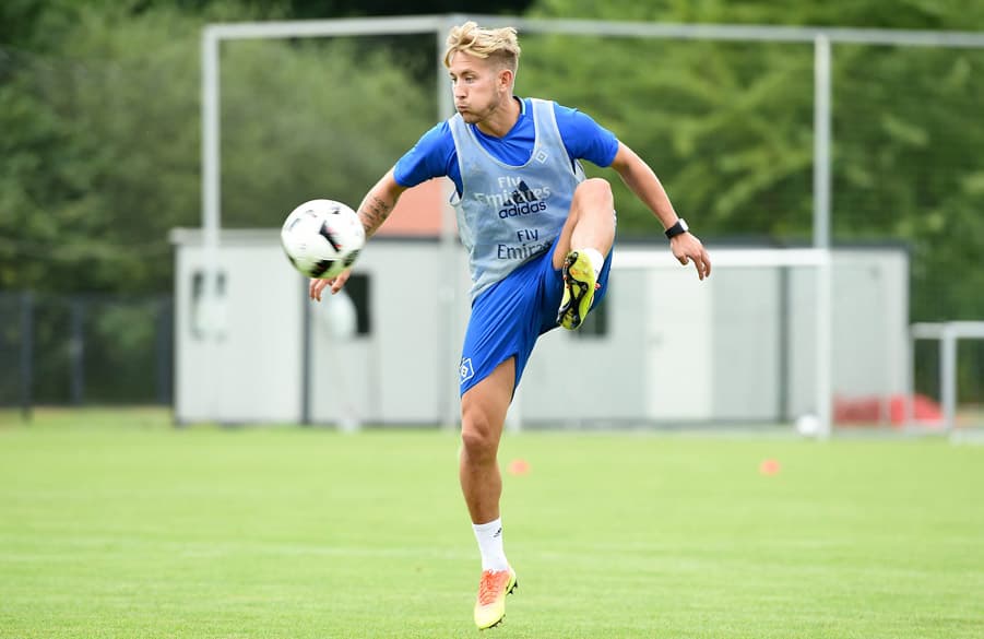 Lewis Holtby bei der Ballannahme