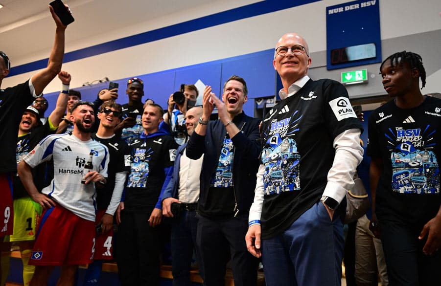 Hamburgs Erster Bürgermeister Peter Tschentscher lädt die Mannschaft ins Rathaus ein, einen Tag später folgte die Einladung für die HSV-Frauen.