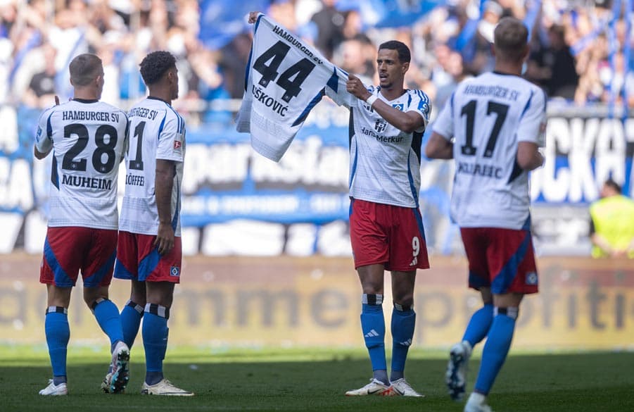 Große Geste: Startelf-Comebacker Robert Glatzel bejubelt seinen Treffer mit Vuskovic-Trikot.