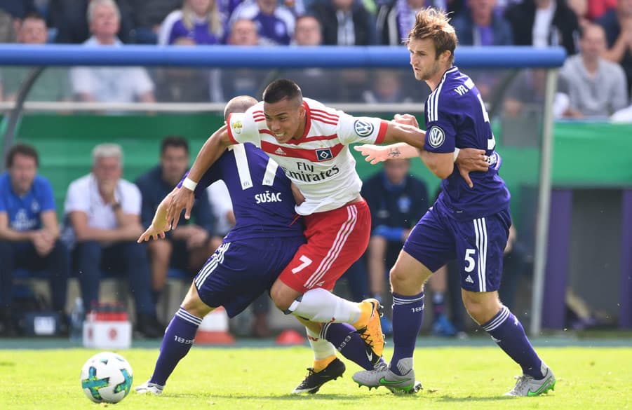 Bobby Wood im Zweikampf.