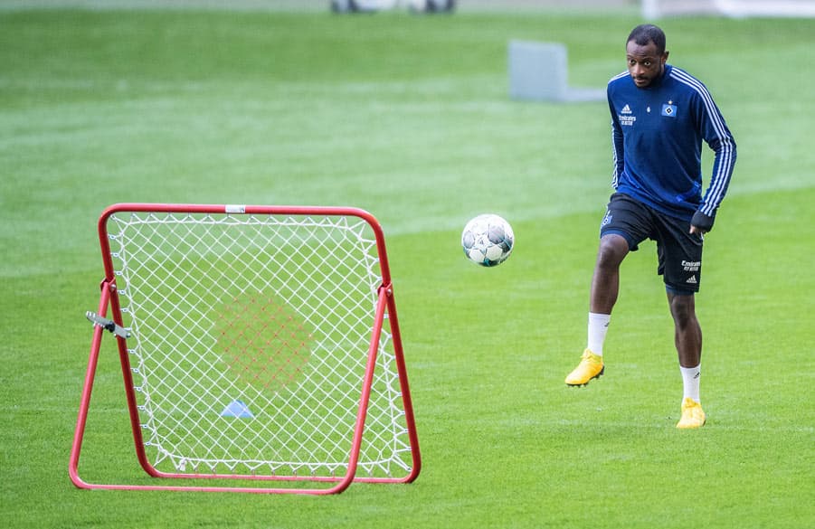 Kinsombi am Fußball-Rebounder.