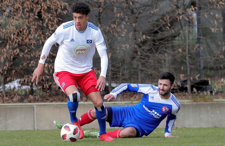 Jonas David führt den Ball am Fuß.