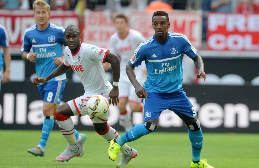 Cleber und Modeste im Zweikampf auf dem Spielfeld.