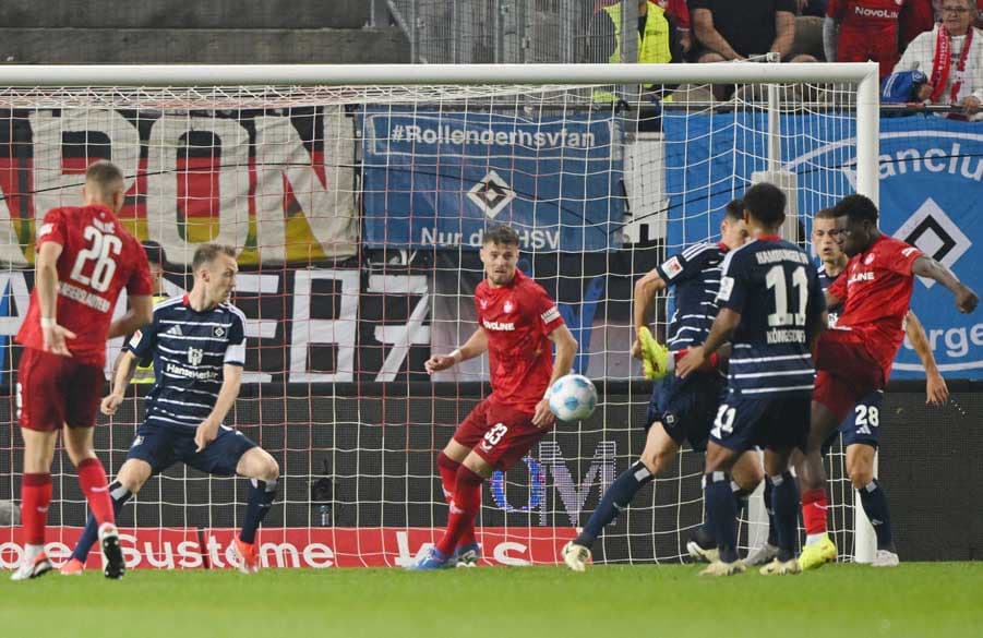 Erwischte den HSV in der 33. Minute mit seinem vierten Saisontreffer kalt: Mittelstürmer-Kante Ragnar Ache.