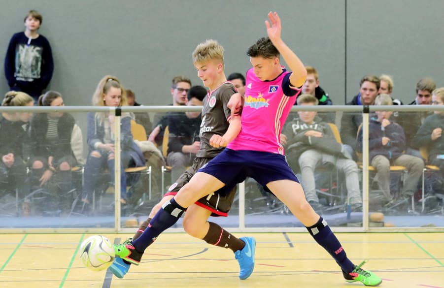 U15-Kicker Valon Zumberi (r.) fährt das lange Bein gegen Niklas Lund aus.