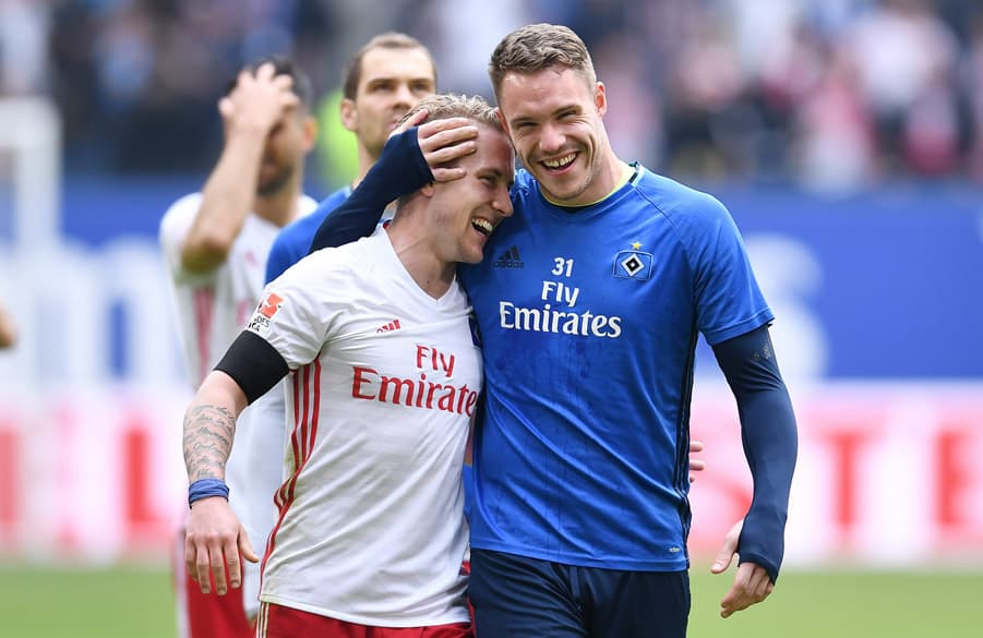 Christian Mathenia und Lewis Holtby freuen sich über Sieg gegen Köln.