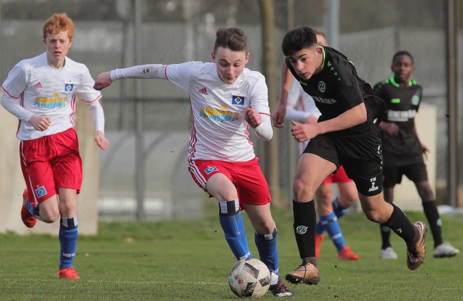 Arlind Rexhepi aus der U15 enteilt seinem Gegner aus Hannover.