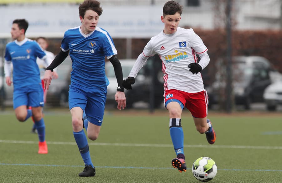 1:0 besiegte die U14 zuletzt den SC Victoria. Es war der zweite Sieg in Folge für die Rothosen.