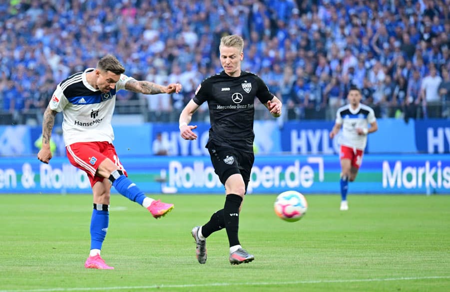 Traumtor für den Traumstart: Sonny Kittel nimmt Maß, zieht ab und haut den Ball mithilfe des linken Innenpfostens zum frühen 1:0 ins Netz. Und der Volkspark explodiert!