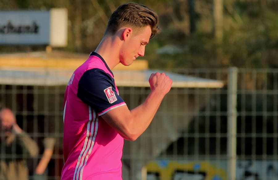 U21-Torjäger Törles Knöll ballt seine Fast zum Jubeln.