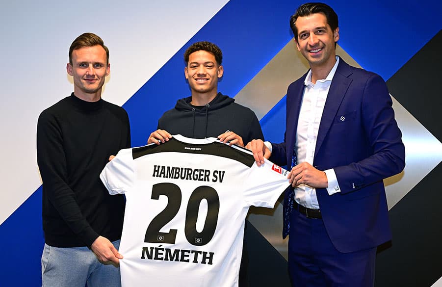 Freuen sich auf die gemeinsame Zusammenarbeit: Scouting-Leiter Claus Costa, Mittelstürmer Andras Nemeth und Sportvorstand Jonas Boldt.
