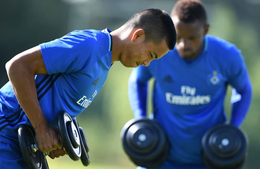 Bobby Wood trainiert mit zwei Kurzhanteln.