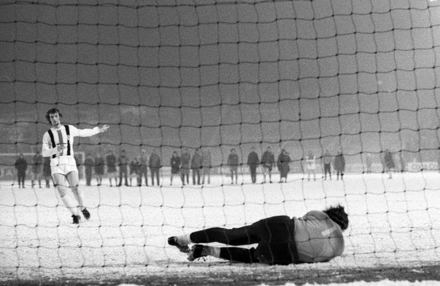 Rudi Kargus hält auf dem verschneiten Platz den Elfmeter von Rainer Bonhof.