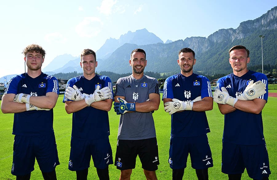 Torwarttrainer Sven Höh (Mitte) mit seinen Schützlingen aus der Profi-Mannschaft: Hannes Hermann, Matheo Raab, Daniel Heuer Fernandes und Tom Mickel (v.l.).