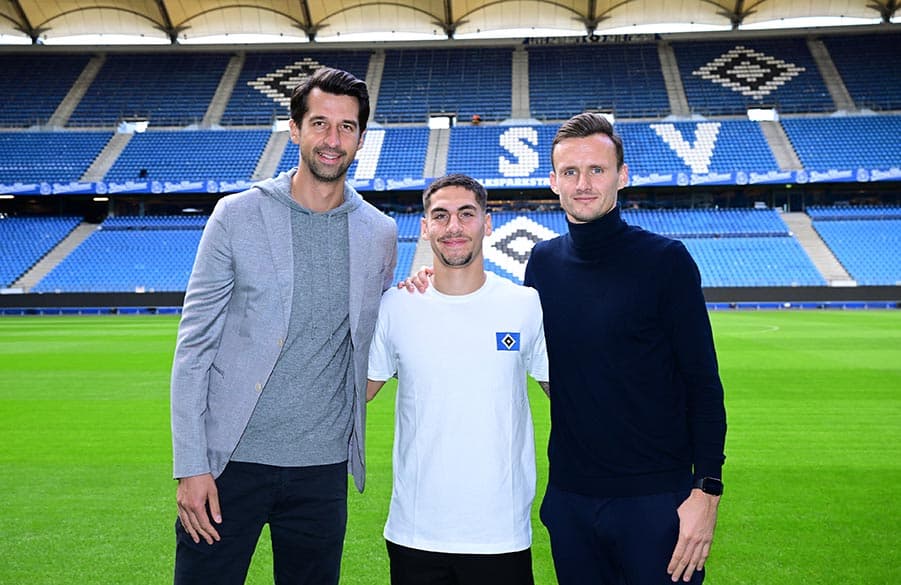Glücklich über die Vertragsverlängerung: Vorstand Jonas Boldt, Mittelfeldspieler Ludovit Reis und Scouting-Leiter Claus Costa.