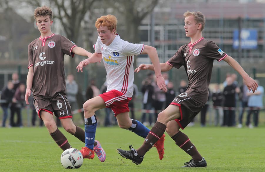 U15-Kicker Maurice Schott kann sich aus der Pauli-Zange lösen.