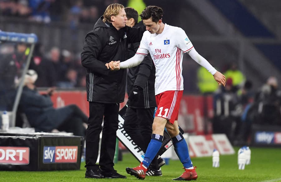 Markus Gisdol klatscht Gregoritsch im Spiel gegen Bremen ab.