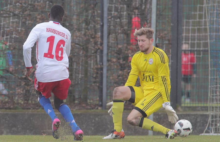 Der Moment des Tunnlers: Bakery Jatta (l.) trifft zum 3:1.