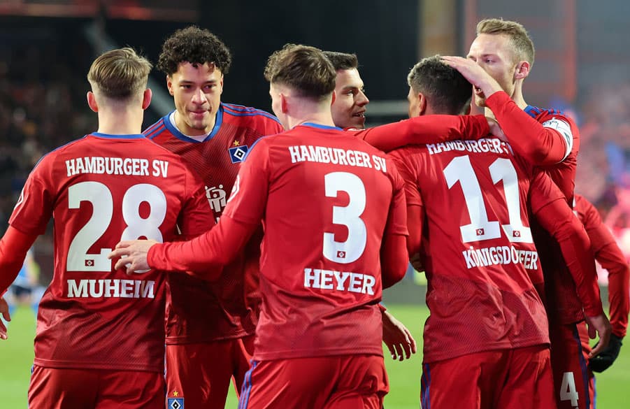 Die frühe Hamburger Führung: Heyer hatte den Ball in den Lauf von Königsdörffer gespielt, der eiskalt zum 1:0 einschob und jubeln durfte.