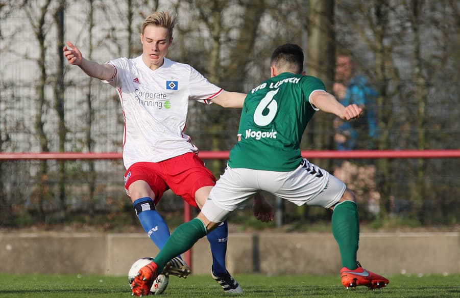 Rieb sich in Zweikämpfen immer wieder auf: Finn Porath (l.).
