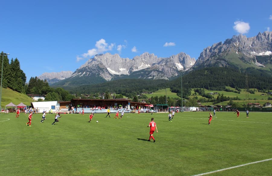 U13-Spiel beim Turnier in Kitzbühel. Im Hintergrund ein wunderschönes Bergpanorama.