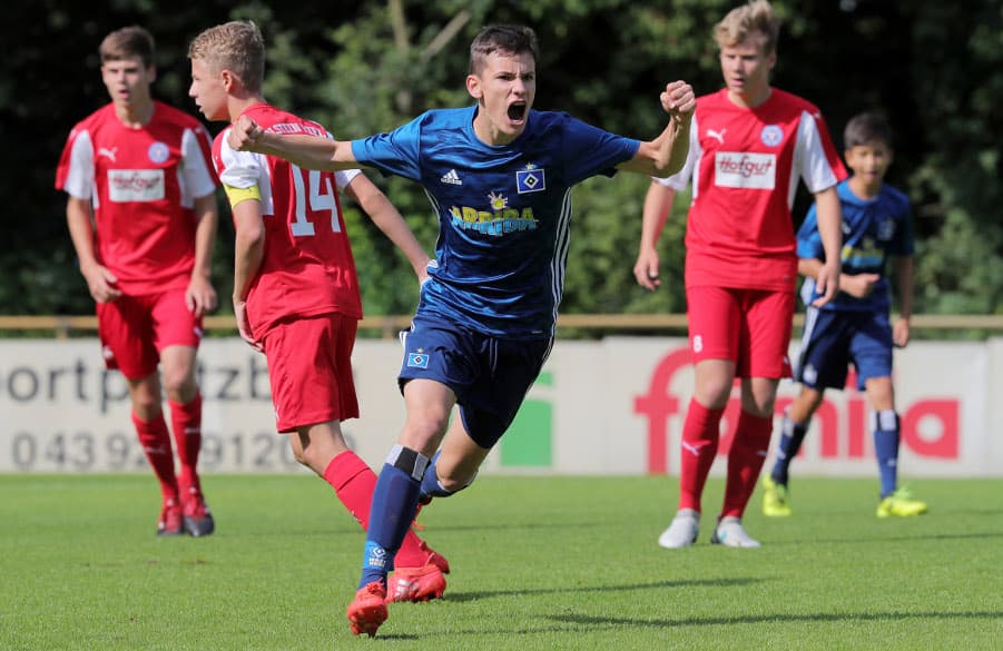 U15-Kicker Henry Koeberer bejubelt seine Bude gegen Holstein Kiel.
