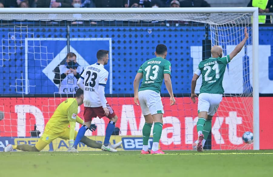 Der Ausgleich: Jonas Meffert hat den Ball ins Netz gespitzelt - und natürlich folgt auch in dieser Szene eine Überprüfung, ehe schließlich gejubelt werden darf. Doch die Freude hielt nur kurz...