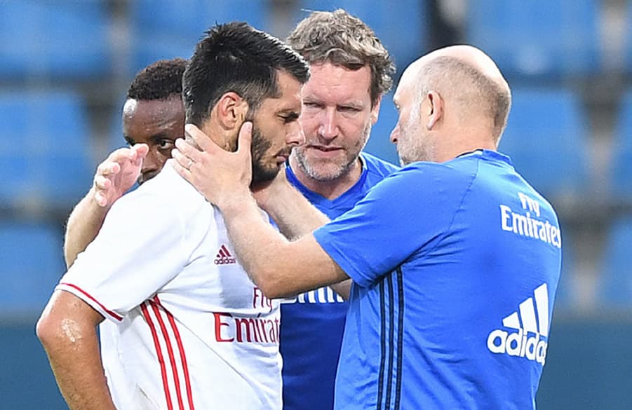Emir Spahic wird im Spiel gegen den VfL Bochum am Auge behandelt.