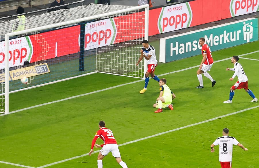 Glatzel mit dem richtigen Näschen: Der HSV-Top-Torjäger steht in der 24. Minute goldrichtig und erzielt das 1:0 für den HSV.