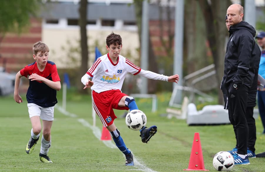 Völlig entspannt beäugt U13-Trainer Tim Reddersen den Auftritt seiner Jungs beim SC Nienstedten.