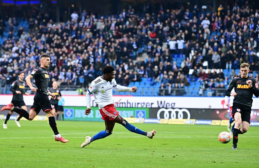 Das ist das 2:1! Faride Alidou haut den Ball ins lange Eck und lässt damit den Volkspark beben.