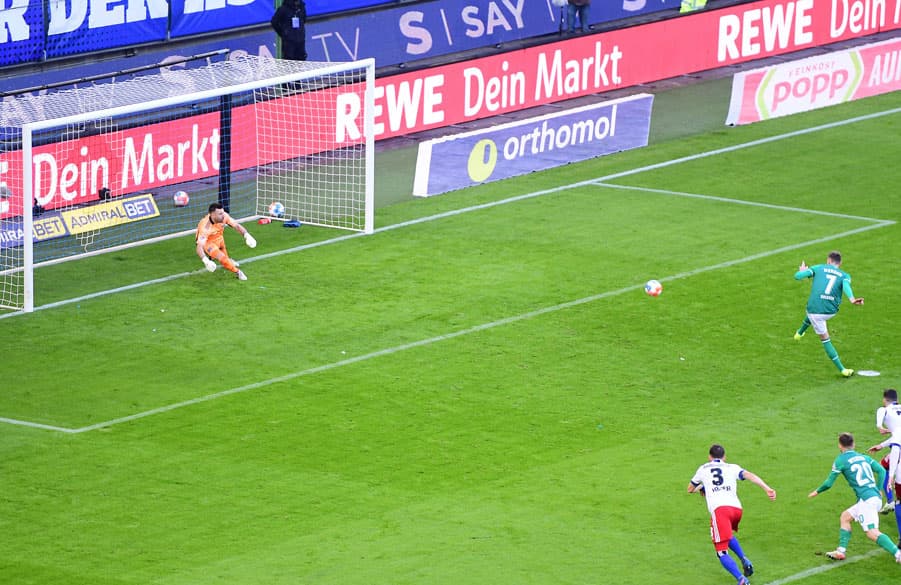 Szene mit Symbolcharakter an diesem Nachmittag: Elfmeter für Werder nach Videoentscheidung - und damit das frühe 0:1.