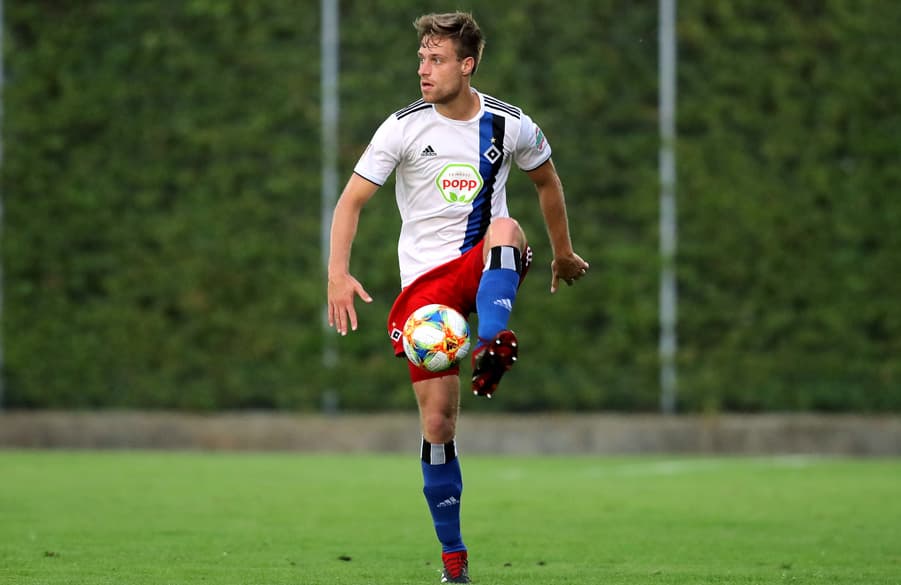 Henrik Giese Ball am Fuß.