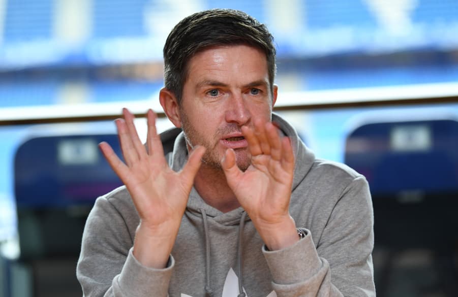 Ralf Becker gestikuliert.