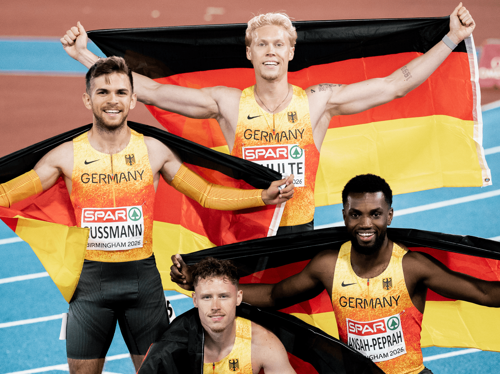 Lucas Ansah-Peprah (r.) feierte mit der deutschen Staffel Silber bei der EM.