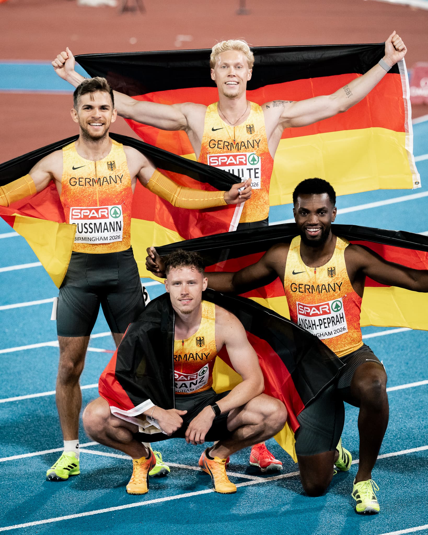 Lucas Ansah-Peprah (r.) feiert mit der deutschen Staffel Silber bei der EM.