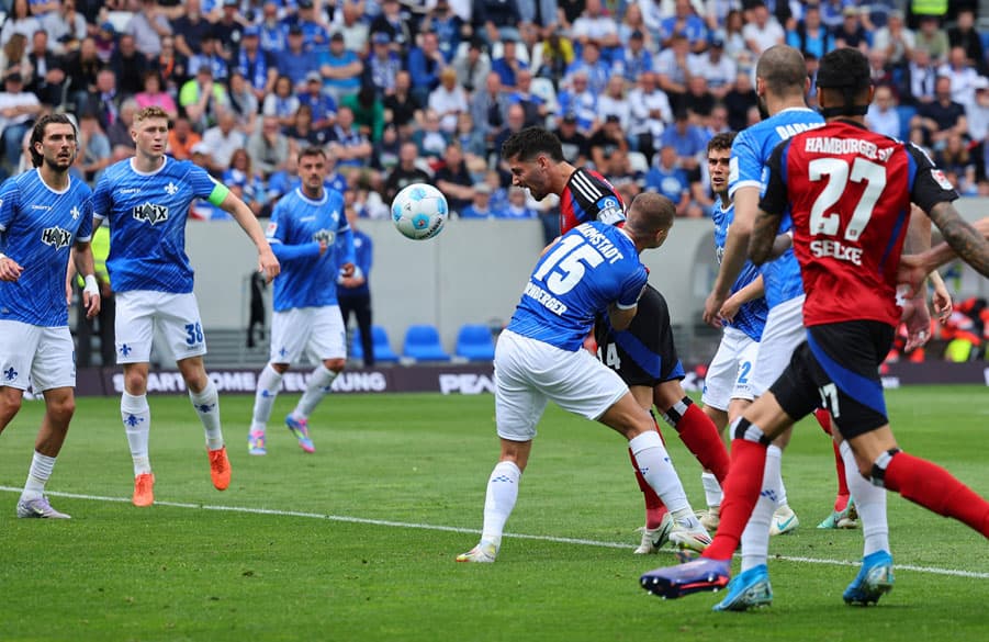 Die Führung: HSV-Mittelfeldmotor Ludovit Reis setzt sich durch und nickt die Ecke von Miro Muheim zum 1:0 ins Netz.