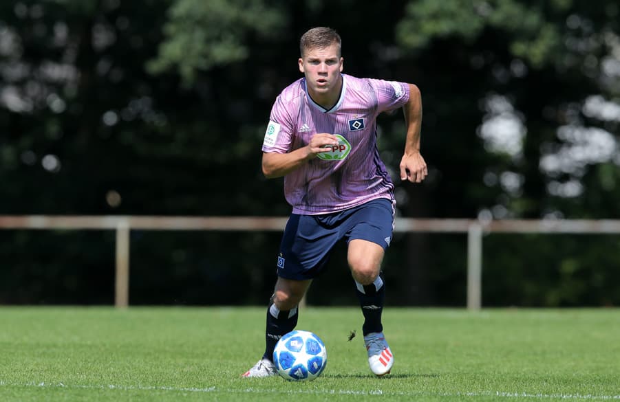 Tom Muhlack mit Ball am Fuß