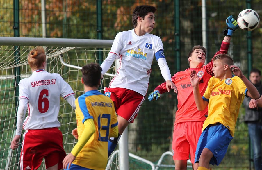 Die Defensive der U15 gewinnt ein Kopfballduell.
